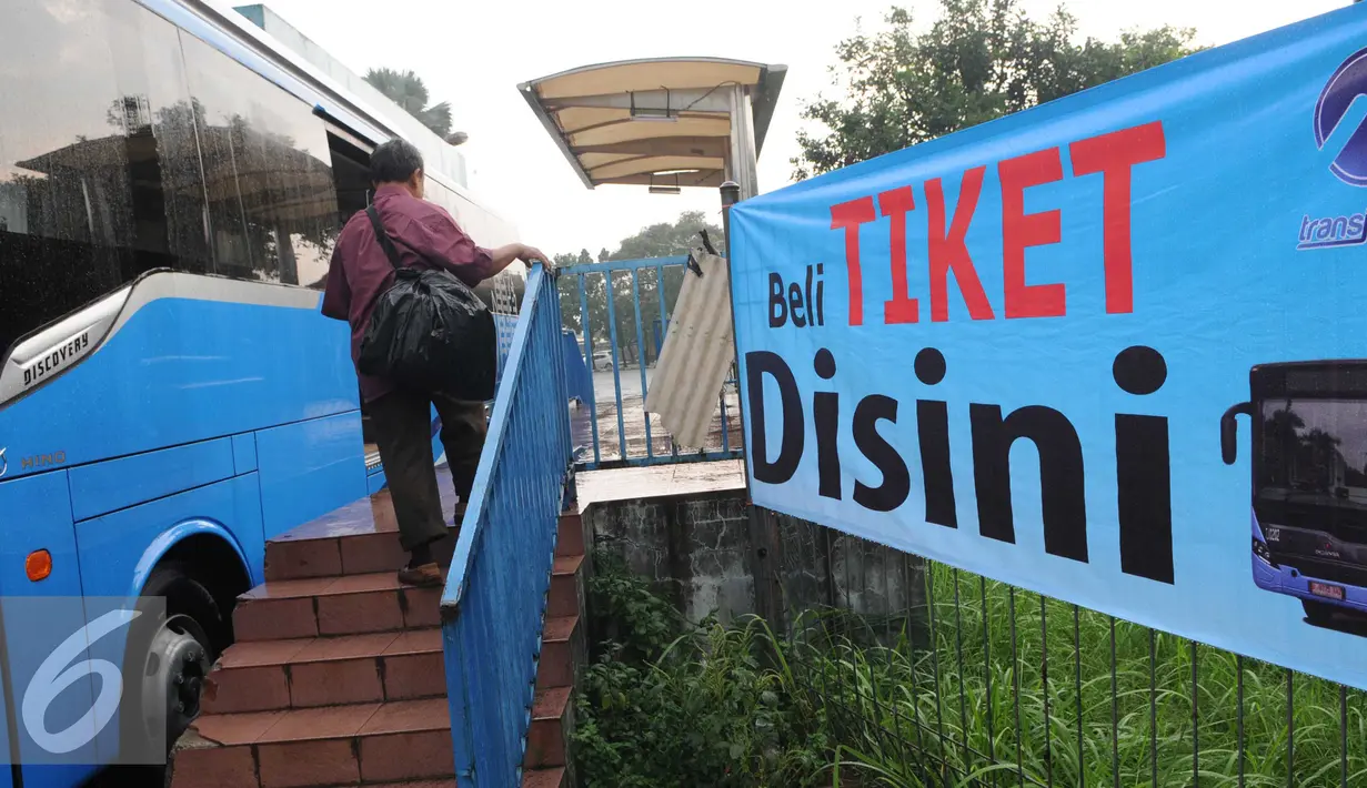 Penumpang saat akan memasuki Bus Transjakarta di Pool Pemberangkatan Tranjakarta, Ciputat, Tangsel,Senin (6/6) PT Transportasi Jakarta menghadirkan 2 rute baru yakni Ciputat-Bundaran HI dan BSD-Slipi. (Liputan6.com/Helmi Afandi) 