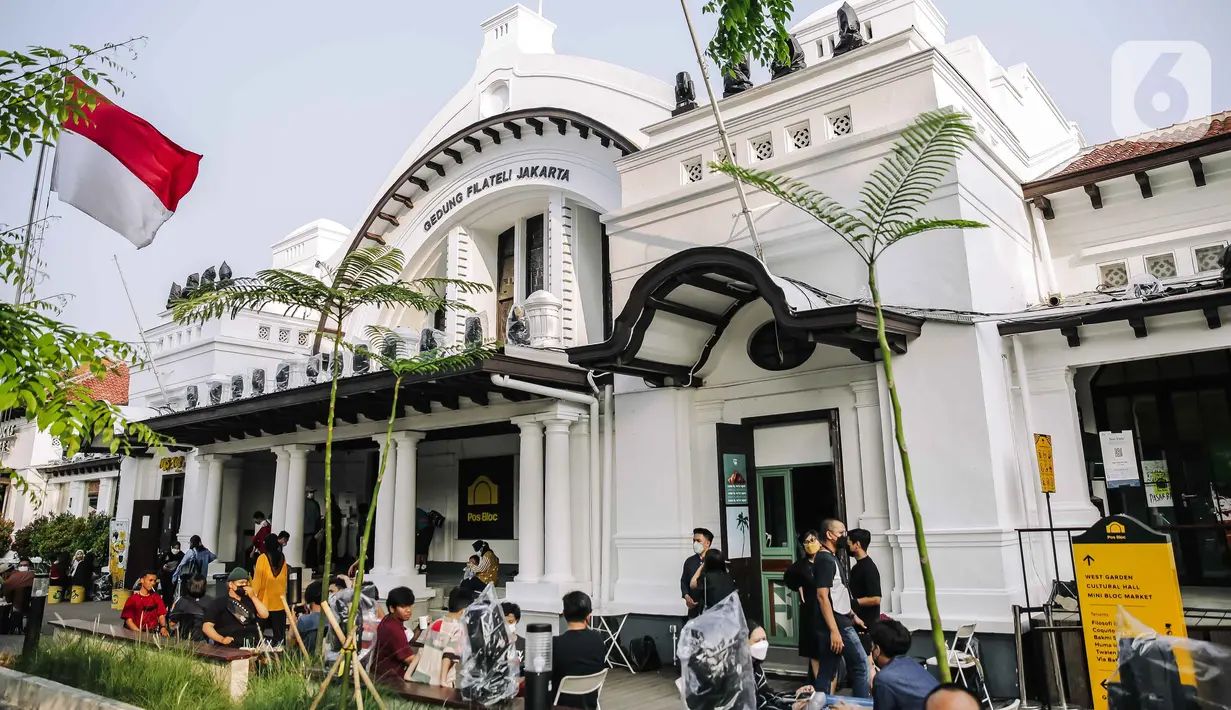 Sejumlah pengunjung memadati area depan Pos Bloc di Jakarta Pusat, Sabtu (9/10/2021). Tidak hanya pertunjukan musik, Pos Bloc juga akan mewadahi usaha mikro, kecil, dan menengah (UMKM) di bidang kuliner, film, fesyen, dan kriya. (Liputan6.com/Faizal Fanani)