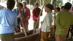 Tradisi membangunkan warga sahur memang sudah ada sejak belasan bahkan puluhan tahun lalu. Di jaman modern ini ternyata masih ada beberapa wilayah di Indonesia yang melakukan tradisi membangunkan sahur, bahkan dengan cara-cara yang sangat unik. 