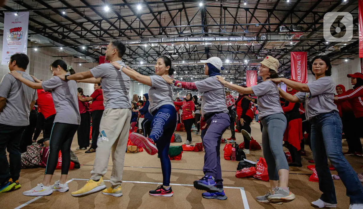 Peserta mengikuti fun exercise yang diadakan PRUActive Family by Prudential di Balai Kartini, Jakarta, Minggu (26/11/2023). (Liputan6.com/Faizal Fanani)
