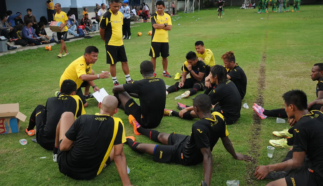 Pelatih Sriwijaya FC, Benny Dollo (kiri - jongkok) memberikan arahan pada timnya saat laga uji coba melawan Mali FC di Lapangan Soetasoma Halim Perdanakusuma, Jakarta (8/1/2015). Sriwijaya FC unggul 6-2 atas Mali FC. (Liputan6.com/Helmi Fithriansyah)