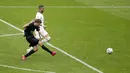 Jerman tak tinggal diam. Thomas Muller punya peluang emas setela beradapan satu lawan satu dengan Pickford. Namun, bola sepakannya melenceng. (Foto: AP/Pool/Matthew Childs)