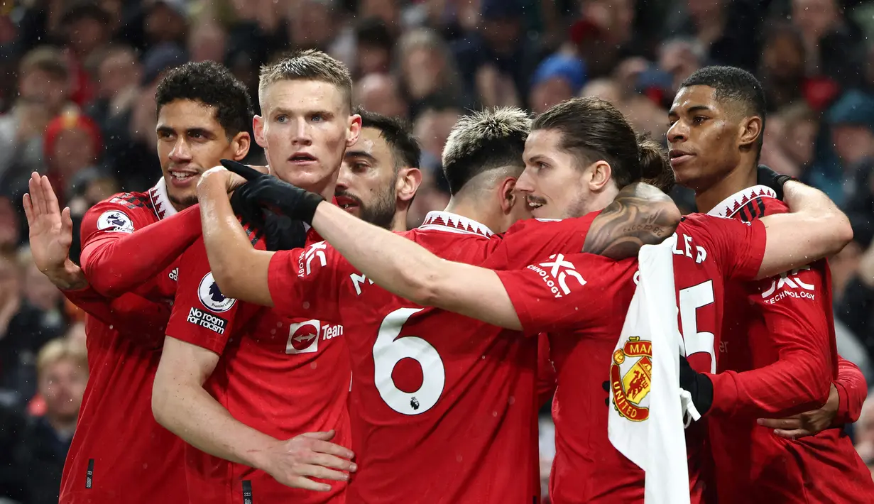 Pemain Manchester United melakukan selebrasi setelah Marcus Rashford mencetak gol pada laga lanjutan Liga Inggris 2022/2023 antara Manchester United melawan Brentford di Old Trafford, Manchester, 5 April 2023. Pada musim ini, Setan Merah berhasil meraih 10 kemenangan kandang dari 28 laga di Liga Inggris musim ini. (AFP/Darren Staples)