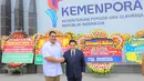 Menteri Pemuda dan Olahraga Republik Indonesia (Menpora RI) periode 2025-2029, Erick Thohir (kanan) bersalaman dengan Menteri Pemuda dan Olahraga Republik Indonesia (Menpora RI) periode 2023-2025, Dito Ariotedjo (kiri) dalam acara serah terima jabatan yang berlangsung di Auditorium Wisma Kemenpora, Senayan, Kamis (18/09/2025). (Bola.com/Bagaskara Lazuardi)