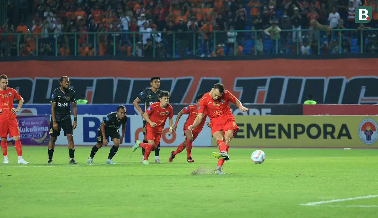 <p>Pemain Persija Jakarta, Marko Simic mencetak gol kedua timnya ke gawang Bhayangkara FC melalui eksekusi penalti pada laga pekan ketiga BRI Liga 1 2023/2024 di Stadion Patriot Candrabhaga, Bekasi, Minggu (16/7/2023).&nbsp;(Bola.com/M Iqbal Ichsan)</p>
