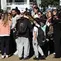 Para siswa dihibur oleh orang tua mereka saat meninggalkan Sekolah Menengah Joseph-Lakanal setelah seorang kepala sekolah terluka dan seorang remaja ditangkap di Aubagne, Prancis selatan, pada 12 Oktober 2026. (AFP)
