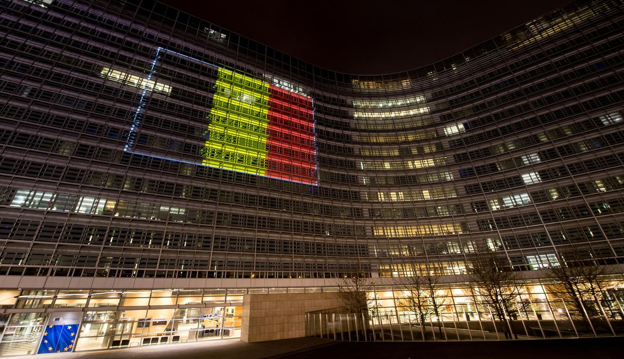 Warna bendera Belgia (hitam, kuning, dan merah) juga mewarnai Gedung Komisi Uni Eropa, Selasa (22/3). Hal itu sebagai bentuk penghormatan terhadap korban serangan bom Brussels. (PHILIPPE HUGUEN / AFP)