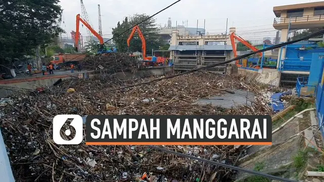 Hujan akhirnya turun di kawasan Jabodetabek Senin (8/10) malam. Hujan menyebabkan kiriman air dan sampah dari Bogor tertahan di pintu air Manggarai.