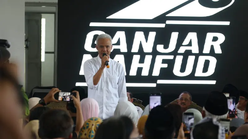 Ganjar Pranowo pada pertemuan di posko Tim Pemenangan Daerah Ganjar-Mahfud Jatim di Gedung Internatio Surabaya. (Dian Kurniawan/Liputan6.com)