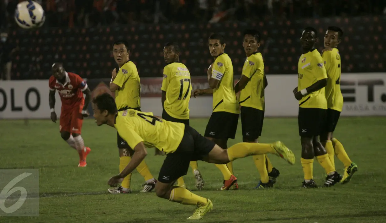  Pesepakbola Semen Padang Hamdi Ramdan (depan) menghalau tendangan bebas pesepakbola Persija Pacho Kenmogne pada pertandingan 8 besar Piala Jendral Sudirman antara Persija vs Semen Padang di Stadion Manahan Solo, Minggu (20/12). (Boy Harjanto)