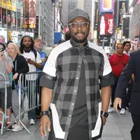 will.i.am merasa didiskriminasi oleh seorang pramugari (FOTO: Splashnews)