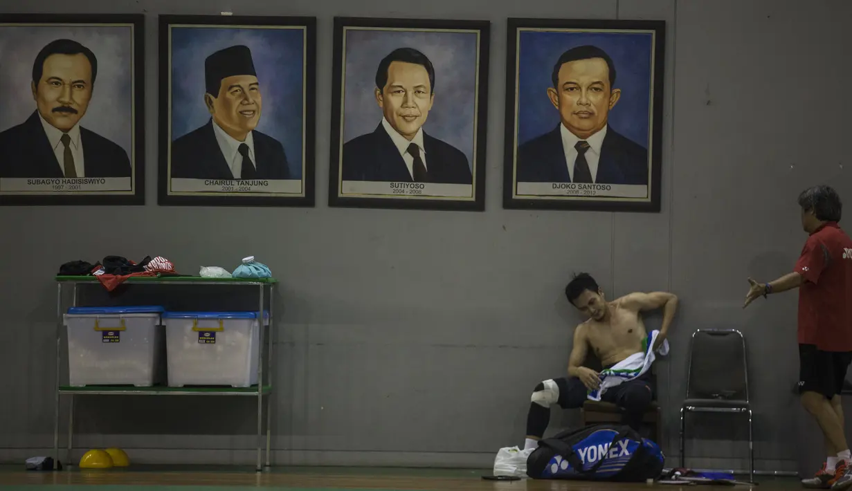 Pelatih ganda putra Indonesia, Herry IP memberi pengarahan kepada Mohammad Ahsan usai berlatih jelang Olimpiade Rio de Janeiro 2016. (Bola.com/Vitalis Yogi Trisna)