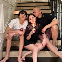 Bunga Citra Lestari merayakan ulang tahun ke-43 tepat di hari Lebaran ke-2. Perayaan pun digelar sederhana. [@itsmebcl]