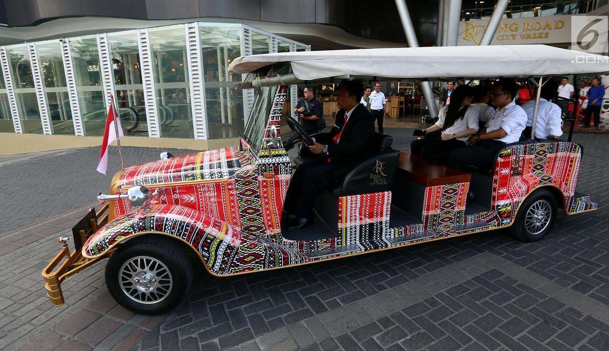 Petugas mengendarai mobil bercorak Ulos Mandailing yang akan digunakan acara ngunduh mantu Kahiyang-Bobby di Medan, Senin (20/11). (Liputan6.com/JohanTallo)