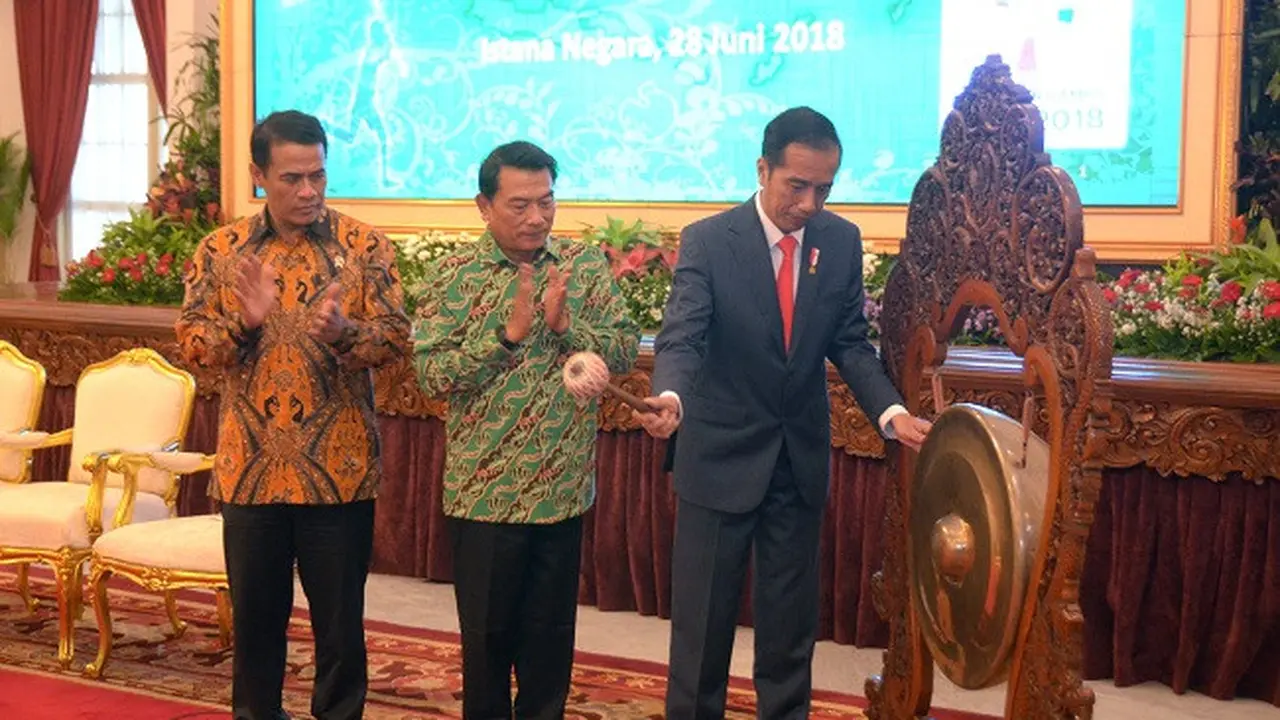 Presiden Jokowi bersama Ketua Umum Himpunan Kontak Tani Indonesia (HKTI) Moeldoko, dan Menteri Pertanian Amran Sulaiman (Dok Foto: Oji Humas Setkab)