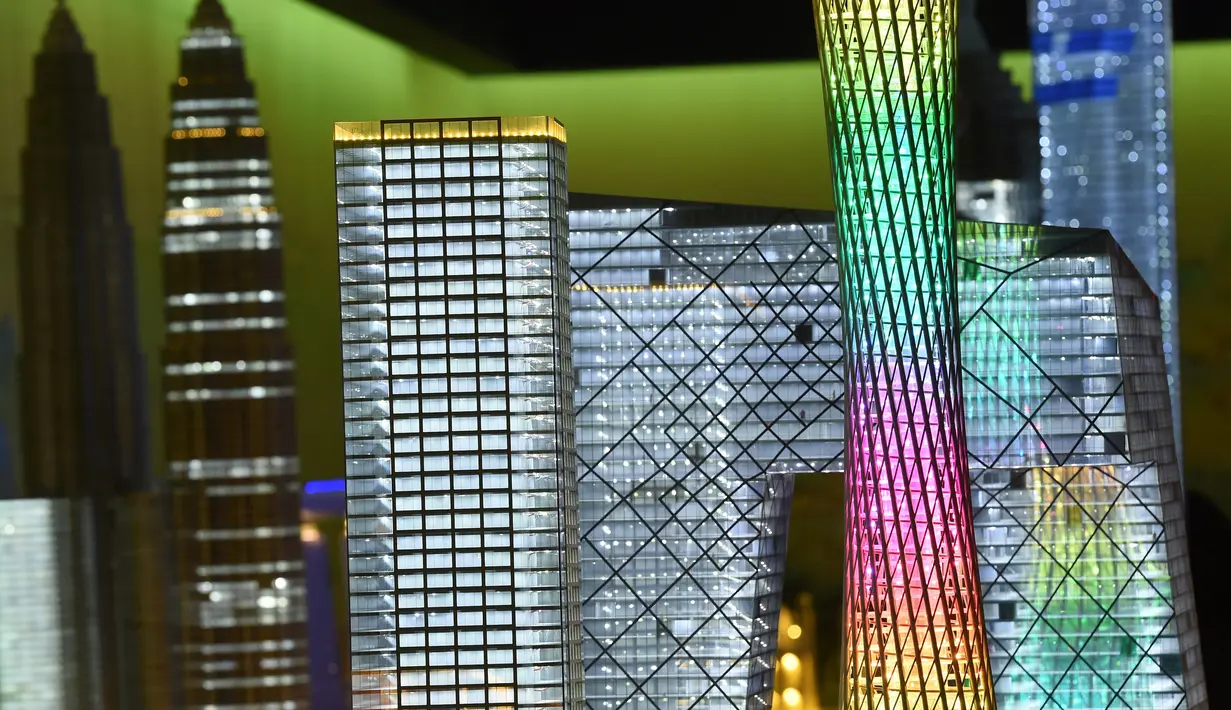 Miniatur gedung pencakar langit di Asia dipamerkan saat acara Gulliver’s Gate di Times Square, New York City, Senin (10/4). Panitia berharap pameran ini mampu menyedot 1 juta pengunjung. (AFP PHOTO / TIMOTHY A)