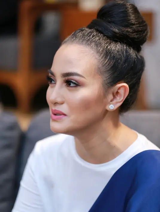 Soal penampilan, Ririn Ekawati memang selalu memedulikannya. Mengingat profesinya sebagai seorang figure publik yang memiliki banyak penggemar. (Adrian Putra/Bintang.com)