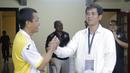 Sebelum pertandingan, pelatih Mitra Kukar, Jafri Sastra, dan pelatih Arema Cronus, Joko Susilo, berbincang akrab. (Bola.com/Erwin Fitriansyah)
