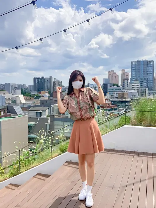 Salah satu tren fashion Korea yang dipakai Amelia adalah rok tenis yang gemas yang dipadukan dengan polo shirt dan sneaker. [IG @amelia_tantono]