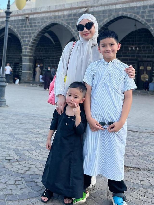 Tampilan Nagita Slavina Umrah Bersama Karyawan. [@raffinagita1717]