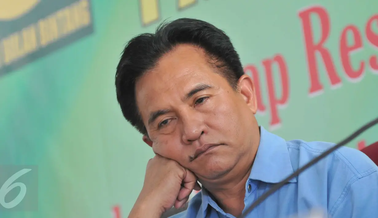 Ketua Umum DPP Partai Bulan Bintang (PBB) Yusril Ihza Mahendra saat menggelar konferensi pers di Kantor PBB, Jakarta Selatan, Senin (26/10/2015). PBB memberikan tanggapan mengenai kinerja setahun pemerintahan Jokowi-JK. (Liputan6.com/Andrian M Tunay) 