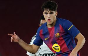 Pemain Barcelona, Pau Cubarsi, mengontrol bola pada laga Liga Champions antara Barcelona vs Eintracht Frankfurt di Barcelona, Spanyol, Selasa, 9 Desember 2025. (AP Photo/Joan Monfort)