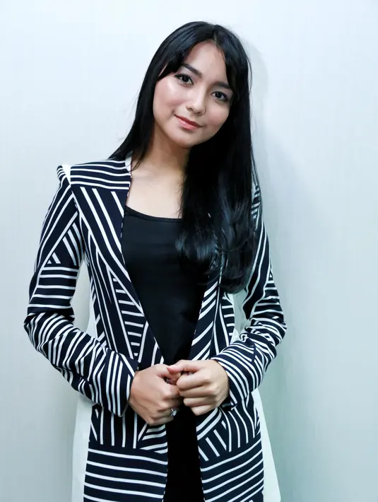 Demi mendalami perannya sebagai penyanyi dangdut, banyak dilakukan oleh artis kelahiran Bogor 22 tahun silam itu. Selain banyak melihat vidio yang ada di internet. Bagaimana cara meliuk-liukan badannya mengikuti irama dangdut. (Adrian Putra/Bintang.com)