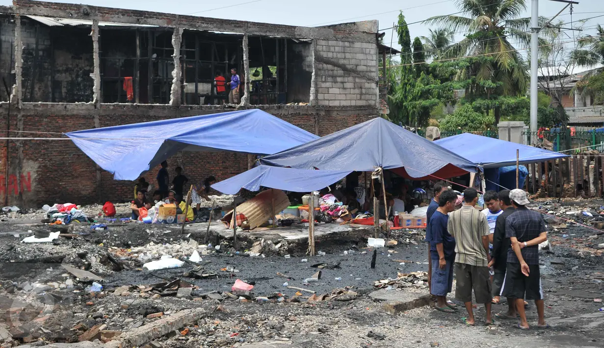 Sejumlah warga memilih bertahan di dekat lokasi kebakaran di Tambora, Jakarta, Senin (28/9/2015). Mereka menolak direlokasi karena sudah puluhan tahun menetap di lokasi tersebut. (Liputan6.com/Gempur M Surya) 