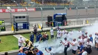 Toprak Razgatlioglu disambut tim PATA Yamaha usai balapan di race 1 (Liputan6.com/Hans Bahanan)