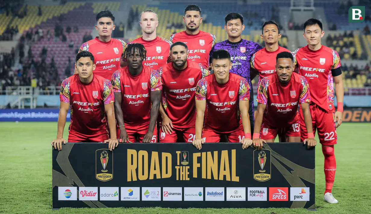 <p>Para pemain starting XI Persis Solo berfoto bersama sebelum dimulainya laga perebutan peringkat ketiga Piala Presiden 2024 menghadapi Persija Jakarta di Stadion Manahan, Solo, Sabtu (3/8/2024). (Bola.com/Bagaskara Lazuardi)</p>