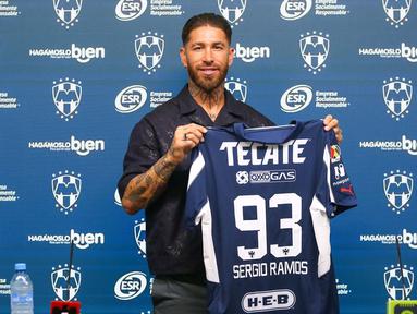 Pemain Spanyol rekrutan baru Monterrey Rayados, Sergio Ramos berpose dengan jerseynya di stadion BBVA di Guadalupe, negara bagian Nuevo Leon, Meksiko, 9 Februari 2025. (Julio Cesar AGUILAR/AFP)