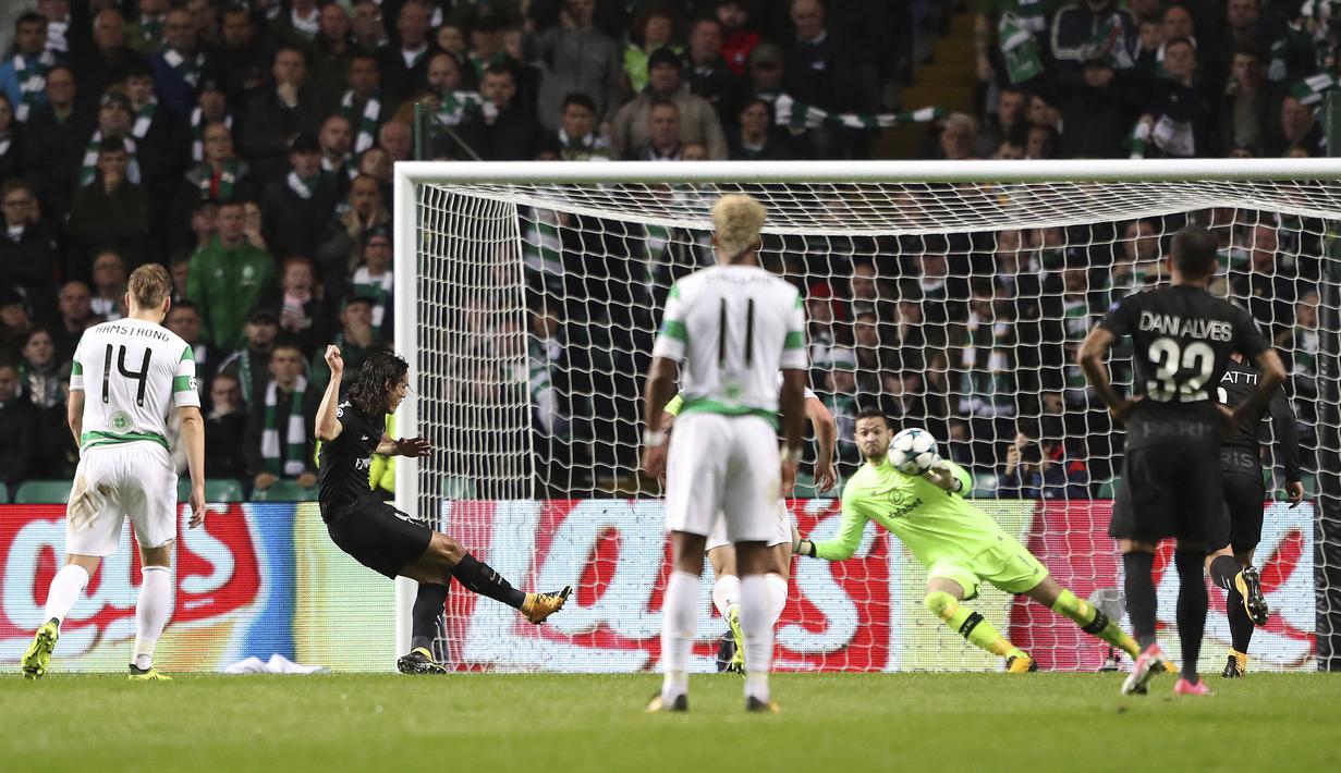Pemain PSG, Edinson Cavani (2kiri) mencetak gol lewat titik putih saat melawan Celtic pada laga grup B Liga Champions di Celtic Park stadium, Glasgow (12/9/2017). PSG menang 5-0. (Andrew Milligan/PA via AP)