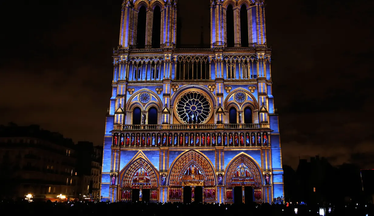 Keindahan Gereja Katedral Notre-Dame de Paris saat dihiasi cahaya, Prancis (11/11). Gereja Katedral Notre-Dame nampak indah dengan dihiasi aneka cahaya. (AFP Photo/Francois Guillot)