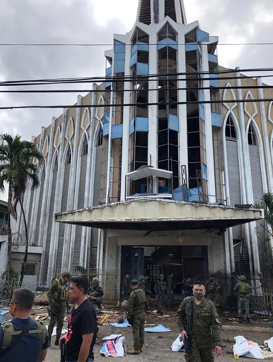 Susana pasca ledakan bom di Gereja Katolik Jolo, Filipina Selatan, Minggu (27/1). Sedikitnya 27 orang tewas dan 57 orang lainnya mengalami luka akibat dua bom meledak di dalam gereja dan tempat parkir. (Angkatan Bersenjata Filipina/HO/AFP)
