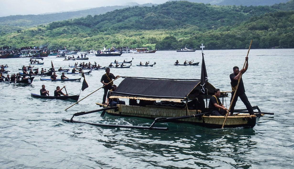 Tradisi yang telah berlangsung lebih dari lima abad ini menjadi bagian penting dari peringatan Semana Santa atau Pekan Suci, sekaligus menarik ribuan peziarah dari berbagai daerah. Tampak dalam foto, umat Katolik mengangkut peti mati berisi patung Yesus selama prosesi laut Jumat Agung dari Kapel Tuan Menino, sebuah ritual yang diwarisi dari pengaruh Portugis selama lebih dari lima abad, di Larantuka, Nusa Tenggara Timur, pada Jumat 3 April 2026. (ARNOLD WELIANTO/AFP)