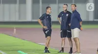 Alex Pastoor Sambangi Latihan Timnas Indonesia Jelang Hadapi Filipina di Piala AFF U-23 2025, Beri Masukan Strategi?