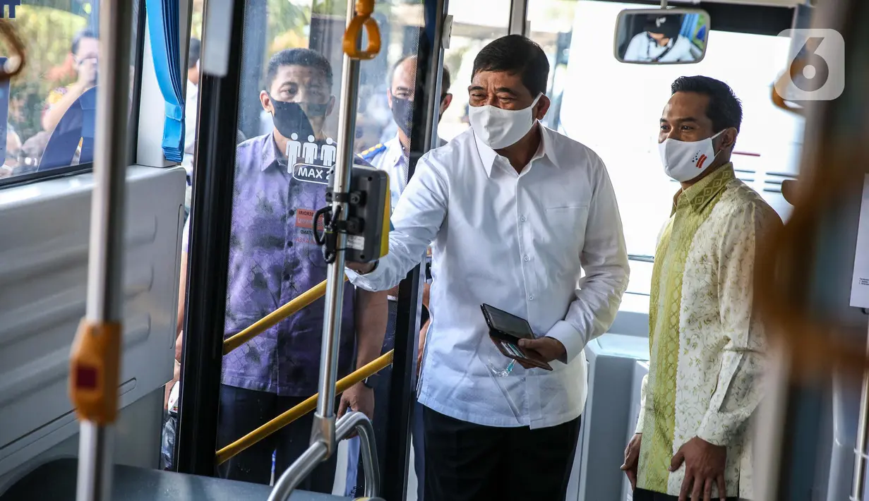 Komisaris Utama TransJakarta Jaswandi (kiri) meninjau bus listrik Transjakarta di Kantor Pusat Transjakarta, Senin (6/7/2020). PT Transportasi Jakarta menguji coba bus listrik rute Balai Kota - Blok M dengan mengangkut pelanggan selama tiga bulan ke depan mulai Senin (6/7). (Liputan6.com/Faizal Fana