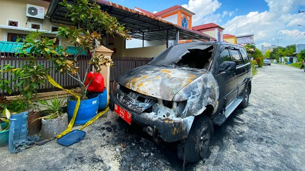 Mobil dinas Kepala Pengamanan Lapas Pekanbaru yang dibakar oleh orang tak dikenal.