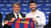 Sergio Aguero (kanan) berpose dengan presiden FC Barcelona Joan Laporta selama presentasi resminya sebagai pemain baru FC Barcelona di stadion Camp Nou, Barcelona (31/05/2021). Merka telah menandatangani kontrak hingga tahun 2023 dengan klausal pembelian 100 juta Euro. (Foto: AFP/Lluis Gene)