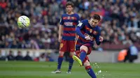 Penyerang Barcelona, Lionel Messi, melepaskan tendangan ke gawang Getafe. Pada laga itu juga diwarnai kegagalan Lionel Messi mengeksekusi penalti. (AFP/Lluis Gene)