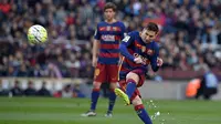 Tendangan Lionel Messi Bikin Tangan Fans Wanita Ini Cedera