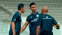 Zulkifli Syukur, Gerald Vanenburg, dan Simon Tahamata di Timnas Indonesia U-23 (Instagram/zulkifli_03_syukur)