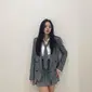 Jisoo Blackpink styling rok mini (Instagram @sooyaaa__)