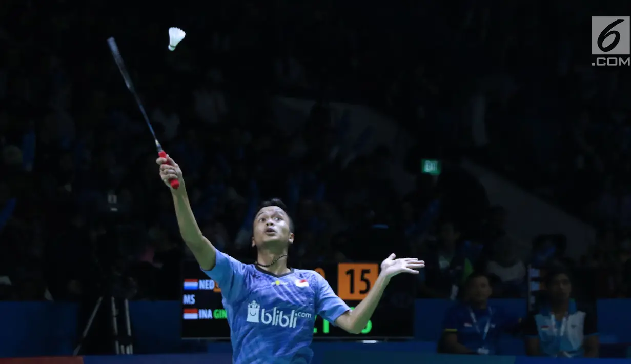Tunggal putra Indonesia, Anthony Sinisuka Ginting mengembalikan kok ke pebulu tangkis Belanda, Mark Caljouw pada babak 32 besar Indonesia Open 2018, Istora GBK, Jakarta, Rabu (4/7). Anthony menang 21-9, 21-17. (Liputan6.com/Helmi Fithriansyah)