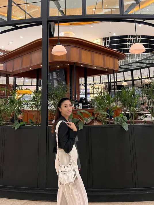 Dari tampilan berbunga-bunga hingga simpel, gaya Winona bisa jadi referensi berpakaian menarik nih. [Instagram @nonawilly16]