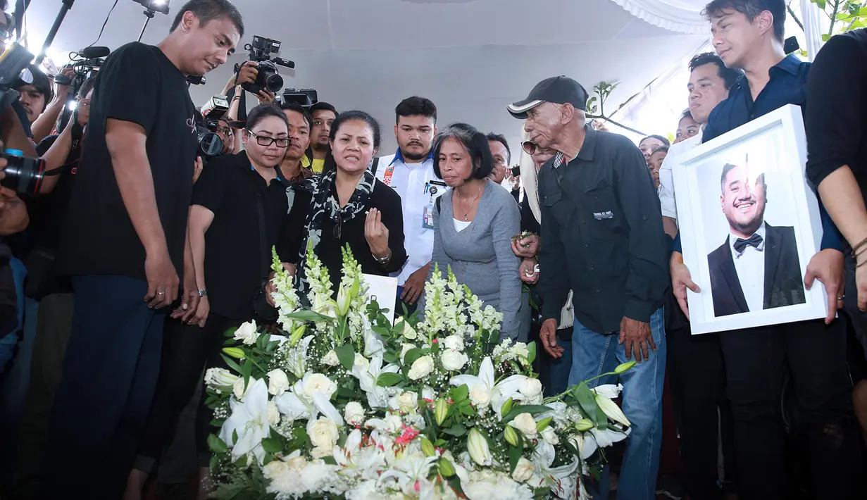 Teman dari ajang pencarian bakat, Delon dan Judika ikut menyanyikan lagu rohani bersama keluarga mengiringi proses pemakaman Mike Mohede. (Deki Prayoga/Bintang.com)