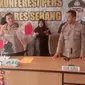 Kapolres Serang, AKBP Yudha Satria (tengah), Menunjukkan Barang Bukti Pembuangan Bayi di Kabupaten Serang, Banten. (Selasa, 27/09/2022). (Yandhi Deslatama/Liputan6.com).