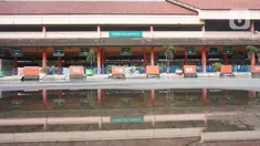 Suasana Terminal Bus Kampung Rambutan yang sepi aktivitas di Jakarta, Minggu (10/5/2020). Pelayanan Bus AKAP belum dioperasionalkan di Terminal Kampung Rambutan, meskipun pemerintah telah mengizinkan kembali angkutan umum beroperasi keluar masuk wilayah Jabodetabek. (Liputan6.com/Immanuel Antonius)