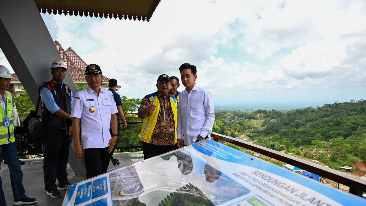Wakil Presiden (Wapres) Gibran Rakabuming meninjau proyek Pembangunan Bendungan Jlantah di Desa Tlobo dan Desa Karangsari, Kecamatan Jatiyoso, Kabupaten Karanganyar, Jawa Tengah