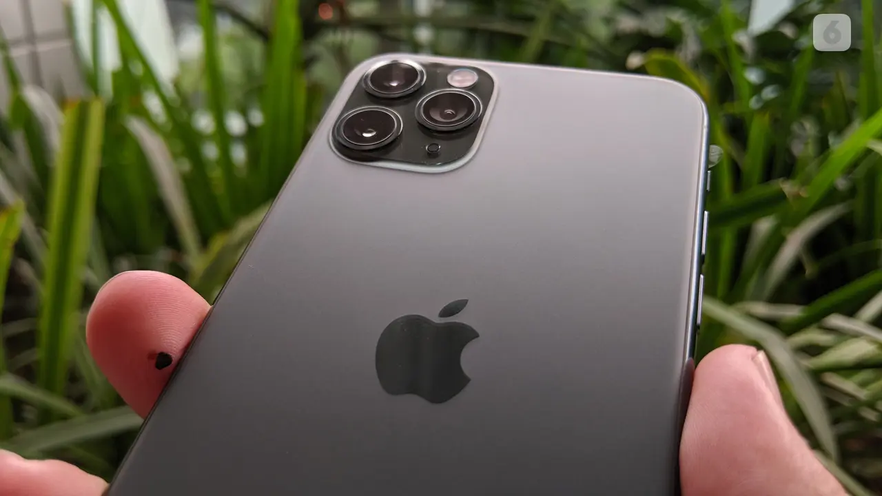 Tiga kamera belakang iPhone 11 Pro. Liputan6.com/Yuslianson